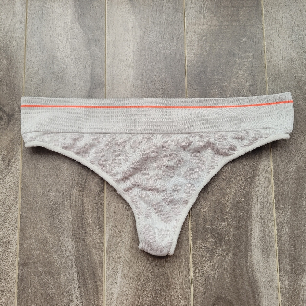 3/30$ Aerie seamless thong
